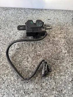 OEM ZAMEK MASKI LEWY PRZÓD Z CZUJNIKIEM VOLVO V60 I S60 II 2013-2018