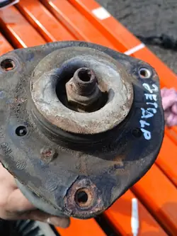 OEM 1K0413031C Etuvasen iskunvaimennin VW Jetta MK5:lle
