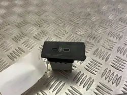 USB-pistorasia Volvo XC60 2022 OEM 31682676