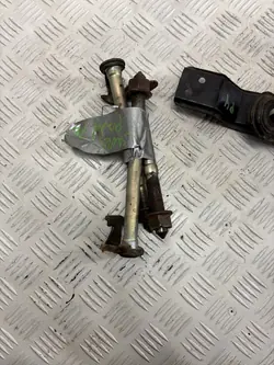 Parafuso do subquadro dianteiro Mitsubishi Pajero IV