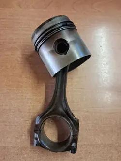 Mercedes W123 2.0L Kolben OEM 1150301017