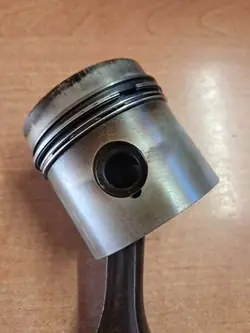 Mercedes W123 2.0L Kolben OEM 1150301017