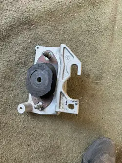Renault Versnellingsbaksteun OEM 256011 - Gebruikte Staat