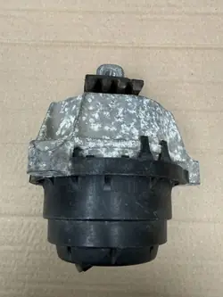 Moottorin Vasen Tuki OEM 6890831 BMW X5 G05 X6 G06