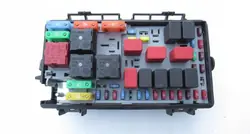 Caixa de fusíveis compartimento motor Fiat Grande Punto 51737884