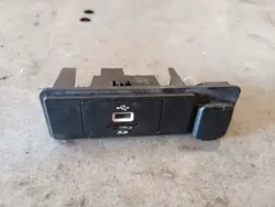 Ford Mondeo mk5 USB-pistorasiapeite OEM DRWT-23211