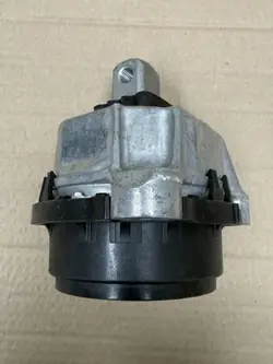 BMW Moottorin Oikea Tuki OEM 6860472 - Käytetty