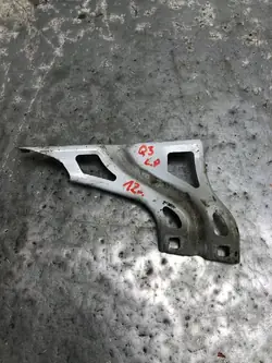 Vänster framfenderfäste Audi Q3 8U 8U0821135