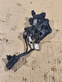 Pompe à eau thermostat Mercedes A1392002201 - Occasion