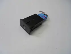 Enchufe USB Mercedes OEM A2478207302 - Usado