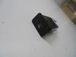 Mercedes USB-pistorasia OEM A2478207302 - Käytetty