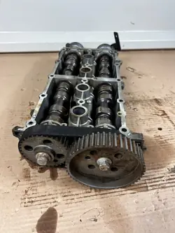 Nokka-akselin Venttiilikansi OEM 036103475BN Käytetty