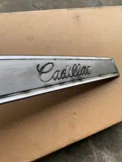 Cadillac Eldorado konepellin lista OEM 16189007 1980-81