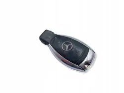 Llave Mercedes OEM UHP2249 - 2 Botones Plata Usada