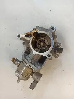 Volkswagen New Beetle Imupumppu 06K145100J