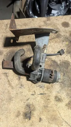 Mercedes vattenpump OEM 10783013 för W107 350