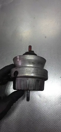 AUDI A6 C6 Moottorin tuki 4f0199382bh