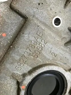 Couvercle Moteur Dodge Charger 2015- 5.7 HEMI OEM ETORQERAM621669