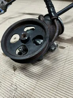 Pompe de direction assistée d'occasion OEM Toyota Avensis T25