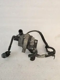 Bomba de agua Maserati OEM 0392024053 - Usada