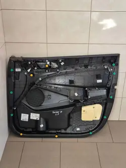 Hyundai Tucson 15-20 Dörrklädsel Fram Vänster OEM 82301D7650