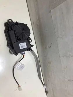 Motor de cierre portón BMW UA737400611 - Usado