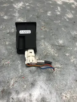 Prise USB Connecteur OEM A2138203200 pour Mercedes