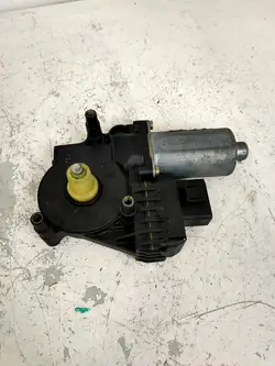 AUDI A4 B5 Ikkunannostomoottori 8D0959801F
