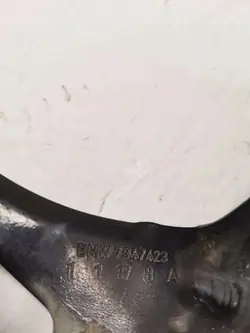 BMW 7347423 främre vänster stänkskärmsfäste