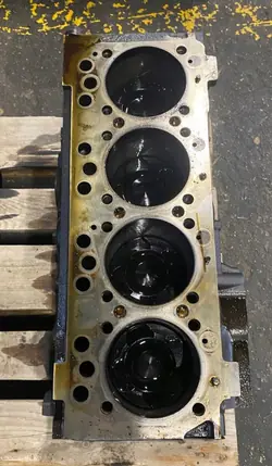 MAN D0834 motorblock med vevaxel och kolvar