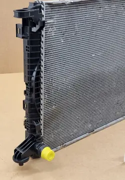 Radiateur d'eau OEM 8W0121251AD pour Audi A4 B9
