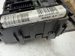 Caixa de fusíveis OEM 9641258080 para Citroën C5 II 2.2L Diesel