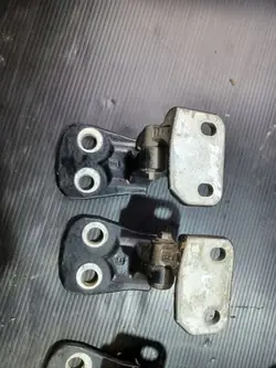 Paire de charnières de porte arrière gauche L320 LT