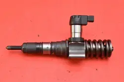 Ruiskutuspumppu OEM 03G130073T Audi A3 8P 2.0 TDI:lle