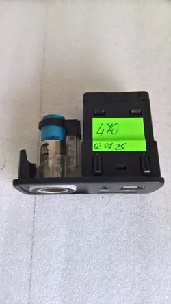 SD-kortinlukija USB Aux-liitin Jeep Cherokee OEM 68139536AC