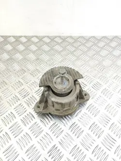 Mercedes-Benz E W212 2012 Engine Mount Bracket