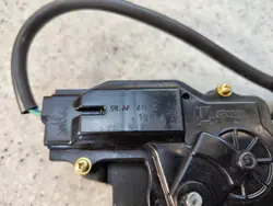 Takaluukun lukko OEM AOP42480 Chrysler 300C Farmarille