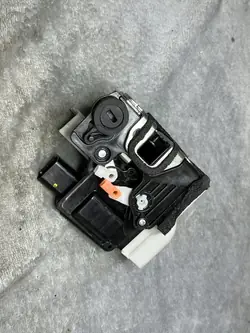 KIA PICANTO CENTRALBLOCKERINGSANTRIEB VÄNSTER BAK 814101Y020