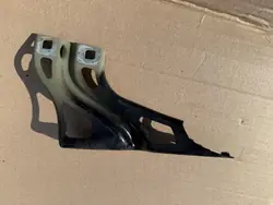 AUDI Q3 8U Vänster Framskärm Fäste 8U0821135