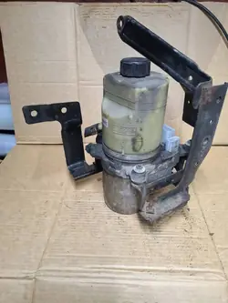 Pompe de direction assistée Ford OE 4M513K514CC