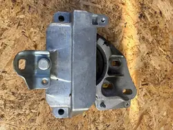 MERCEDES W118 A118 LIFT 25R Soporte Motor A2472406100