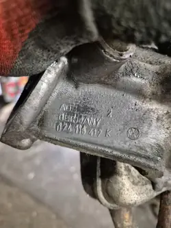 Öljysuodattimen Kiinnike OEM 074115417K VW T4:lle