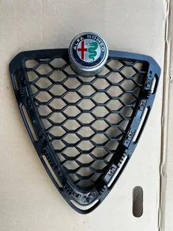 Rejilla Alfa Romeo Stelvio OEM 156108638 Usado