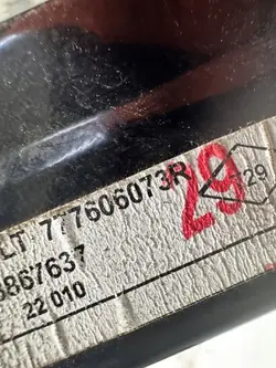 OEM 777606073R Türführung Rechts Mitte Primastar II