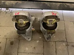 Moottorin tuki oikea Audi A4 B9 2016-2024 OEM