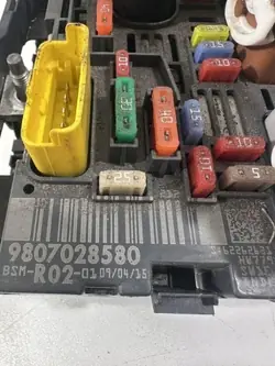 Módulo Confort OEM 9807028580 para Peugeot 2008 II