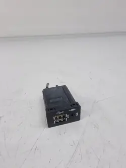 USB AUX Anschluss OEM 86190-24030 für Lexus NX RX IS