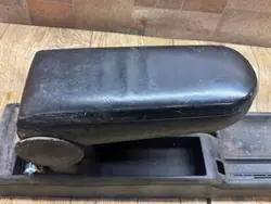 Keskikonsolin käsinoja PASSAT B5 OEM - Musta nahka