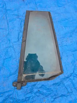 OEM 43R-001595 Vasen taka kolmio-ikkuna - VW Golf VII