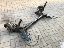 Poutre suspension arrière & amortisseurs Peugeot 2008 I